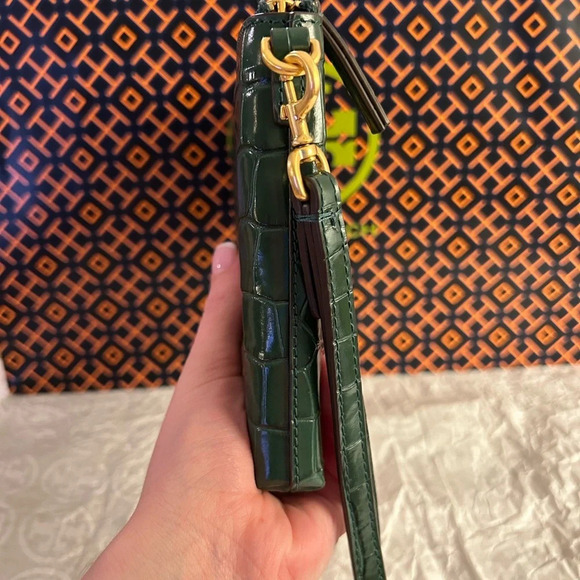 Tory Burch Britten Embossed Large Zip Pouch Wristlet Norwood Gold Green - Picture 4 of 12